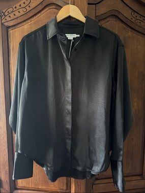 NWT ANTHROPOLOGIE GOOD AMERICAN BLACK SATIN BUTTONDOWN SHIRT.  SIZE XXS/XS